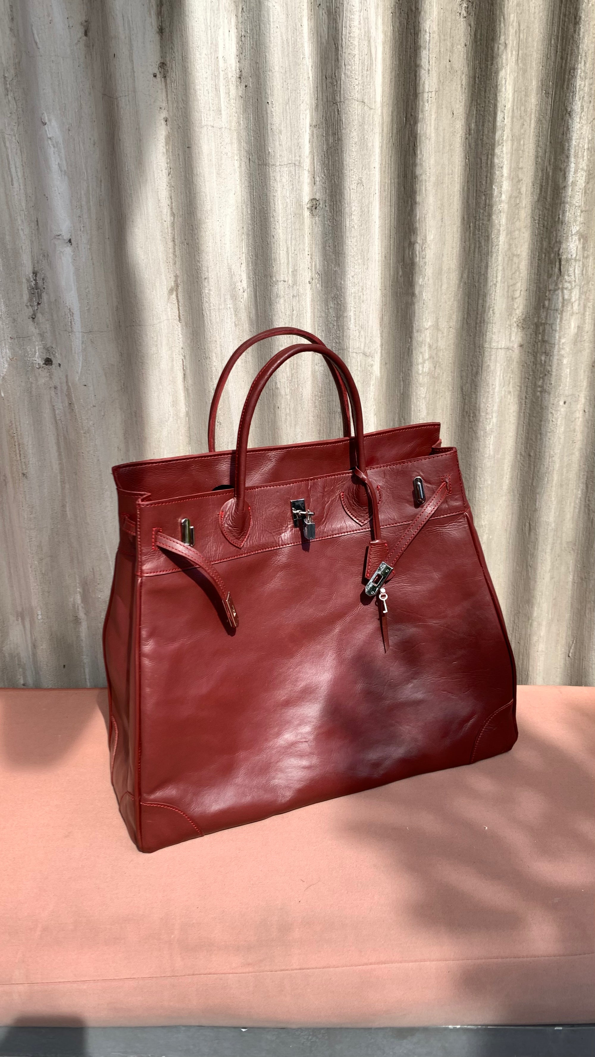 Sac de voyage en cuir couleur sang de bœuf